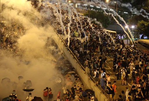CHINA, HONG KONG : Police fire tear gas upon pro-democracy demonstrators &#8211; es