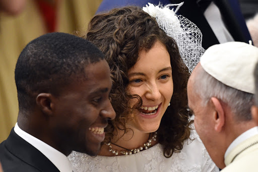 Pope Francis (R) speaks with a young couple &#8211; es