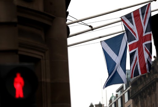 Saltire and Union Jack on building in Edinburgh &#8211; es