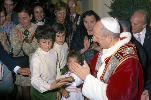 Pope Paul VI with the young people &#8211; es