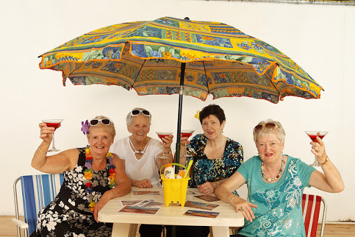 Mujeres ancianas en la playa