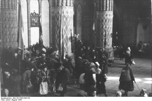 Civiles refugiados en una iglesia en Varsovia