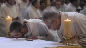 A priest is kissing the altar – es