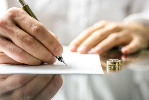 A man signing divorce papers &#8211; es