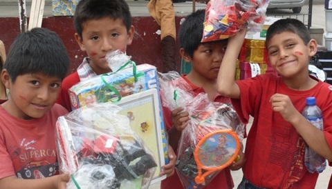 Niños de Perú recibiendo regalos de Navidad
