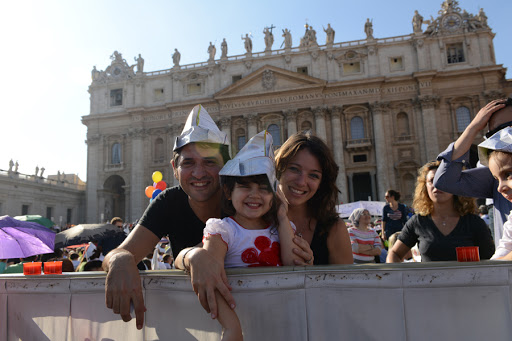 Family in St.Peter&#8217;s Square &#8211; es