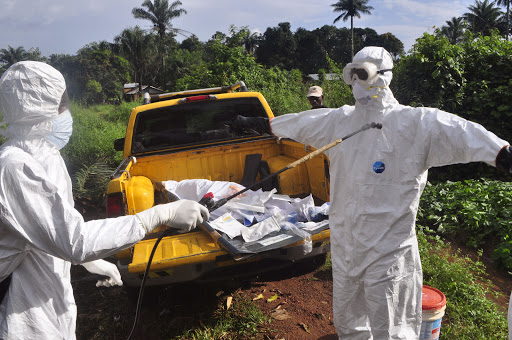Healthcare workers in Liberia disinfect each other after Ebola exposure &#8211; es