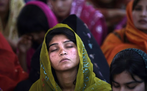 Cristianas del Pakistán rezando