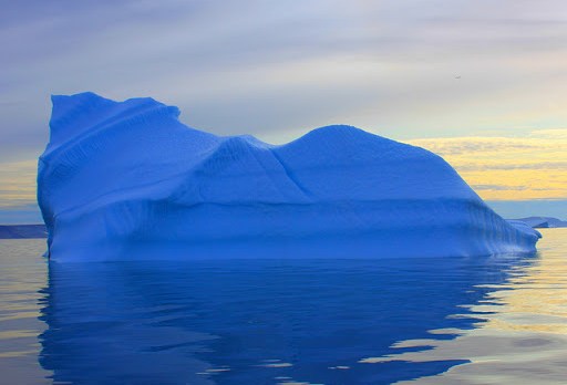 Amanecer ante un iceberg