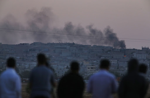 Turkish Kurds watch airstrikes in Kobani, Syria &#8211; es