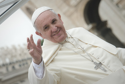 Pope Franics waving &#8211; es
