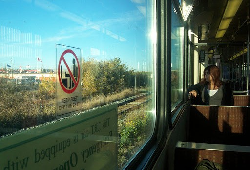 Mujer mirando desde la ventana de un tren