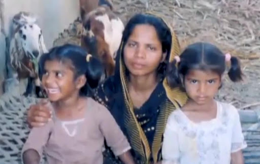 Asia Bibi with children &#8211; es