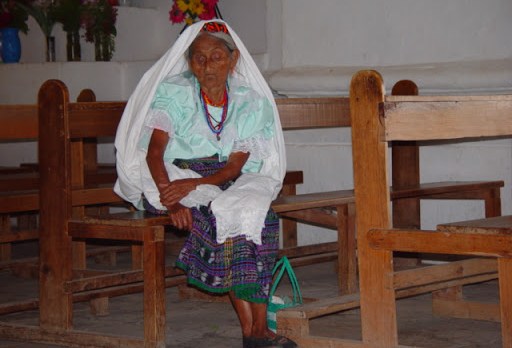Anciana indígena sentada en una Iglesia en Guatemala