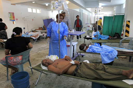 Cholera patients lie on stretchers at a hospital in Santo Domingo &#8211; es