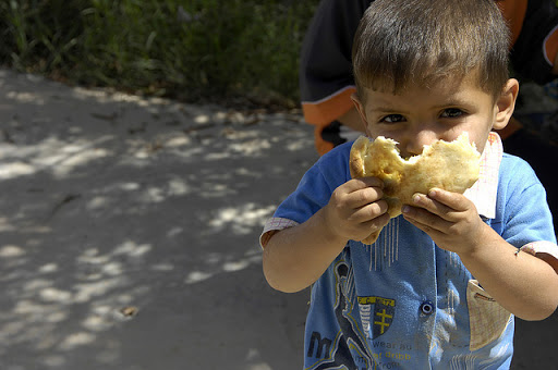 niño iraqueno con un pedazo de pan