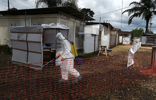 Agente sanitario higieniza un hospital del virus ébola