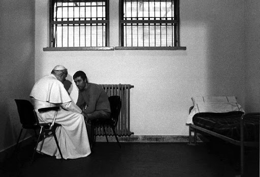 Pope John Paul visits Mehmet Ali Agca in jail &#8211; es