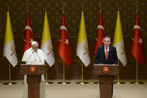Pope Francis listens to the speech of Turkish President Recep Tayyip Erdogan &#8211; es