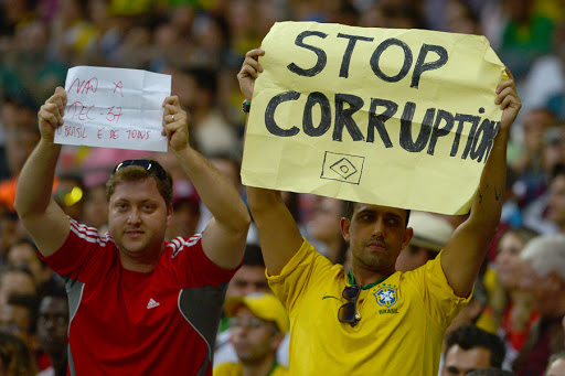 BRAZIL : Spectators show posters against corruption &#8211; es