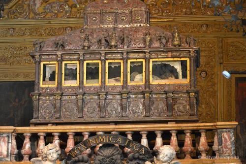 Reliquias de San Francisco Javier, en el altar elevado en la Basílica del Buen Jesús en Goa
