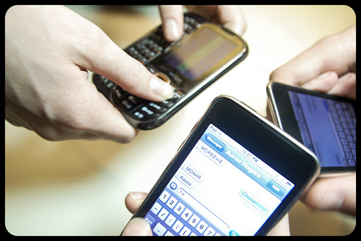 Smart phone in Hand 03 &#8211; LearningLark &#8211; es