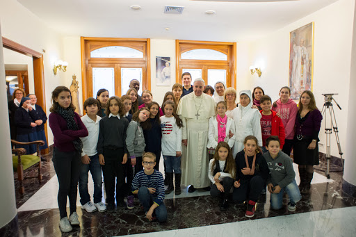 Pope Francis with the childrens in Santa Marta &#8211; es