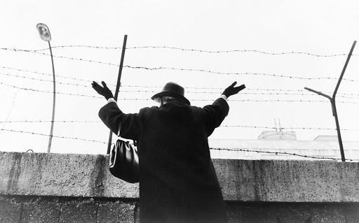 Una ciudadana de Berlín Oeste, ante el Muro de Berlín, en los años 50