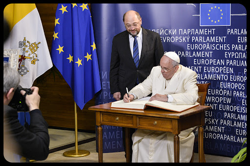 Pope Francis signs the visitors book in Strasbourg in the company of EP President Schulz 01 &#8211; es