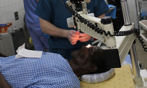 Un médico revisa a un hombre en Malawi