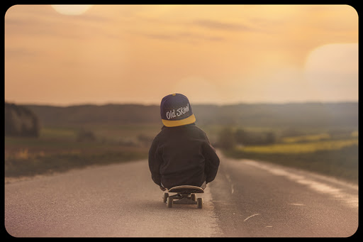 A boy on a skateboard &#8211; es