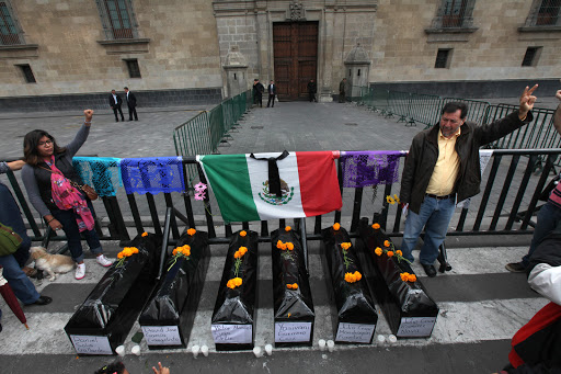 Protestors with mock coffins in Mexico City &#8211; es