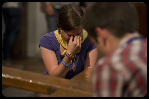 Canonization 2014 &#8211; The Power of the Cross &#8211; A Girl Praying &#8211; Jeffrey Bruno &#8211; es