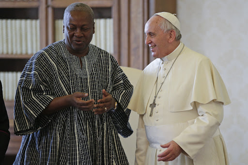 Pope Francis smiles to Ghana&#8217;s President John Dramani Mahama &#8211; es