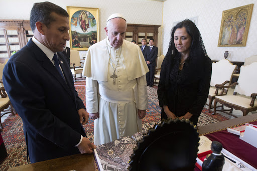 Pope Francis with Peru&#8217;s President Ollanta Humala and his wife Nadine Heredia &#8211; es