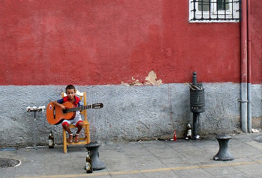 Niño tocando la guitarra en Cuenca, España