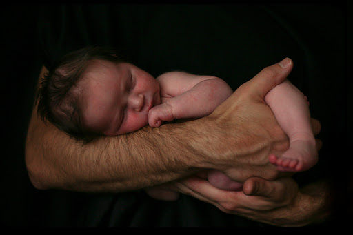 WEB-Newborn-in-Fathers-Arms-Jlhopgood-CC &#8211; es