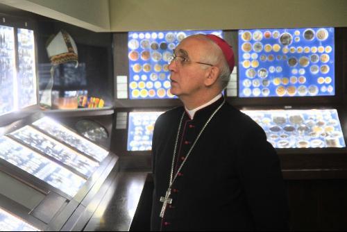 Mons. Waclaw Depo, Arzobispo de Czestochowa visita la notable colección de monedas y medallas en honor a San Juan Pablo II