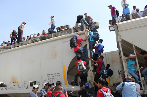 Central American immigrants get on the so-called La Bestia (The Beast) cargo train &#8211; es
