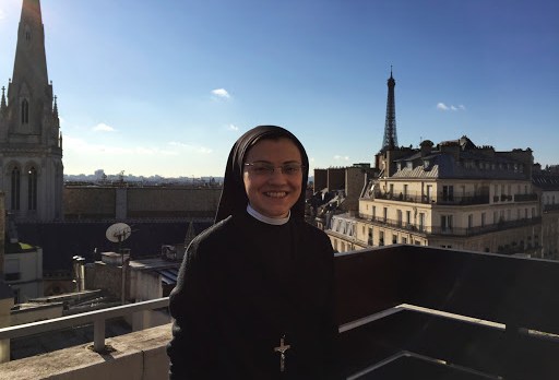 Sister Cristina in Paris &#8211; es