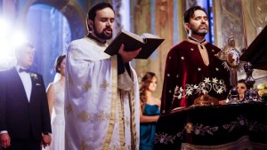 Orthodox priest prays at wedding – es