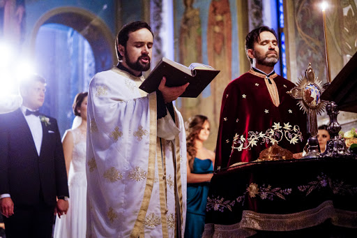 Orthodox priest prays at wedding &#8211; es