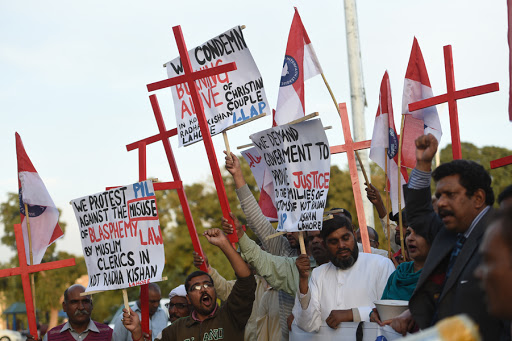 Pakistani Christians shout slogans in protest against the killing of Christian couple, in Islamabad on November 5, 2014 &#8211; es