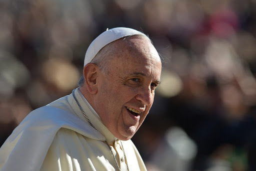 Pope Francis greets the crowd, nov 14th 2014 &#8211; es
