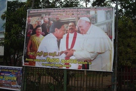 «Avec la bénédiction de Sa Sainteté, vous serez notre président encore une fois», proclament les affiches de la campagne de Mahinda Rajapaksa. &#8211; es
