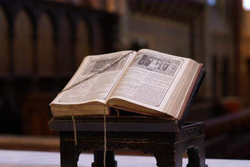 Biblia Antigua en un ambón