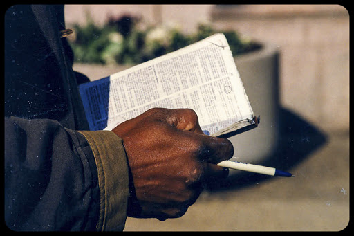 Hand &#8211; Bible &#8211; 02 &#8211; es