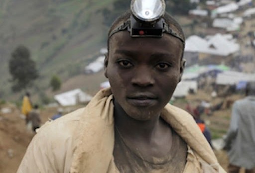 Chico africano en una minería