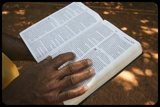 Hand &#8211; Bible &#8211; 03 &#8211; es