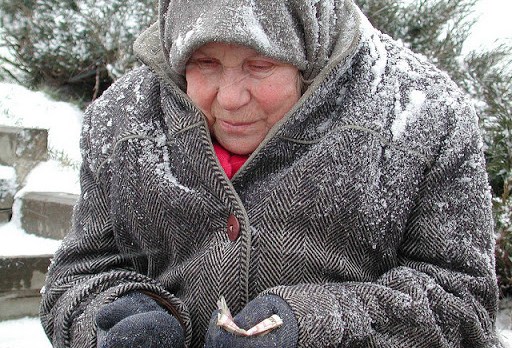anciana pobre bajo la nieve
